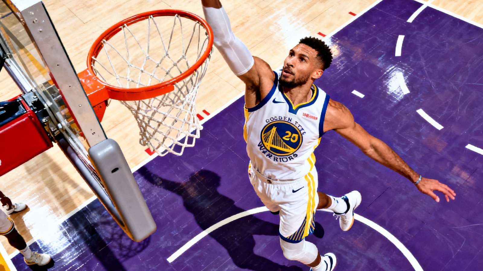 NBA比赛直播画面，一名球员正在完成扣篮动作，屏幕底部显示实时技术统计包括得分篮板和助攻数据
